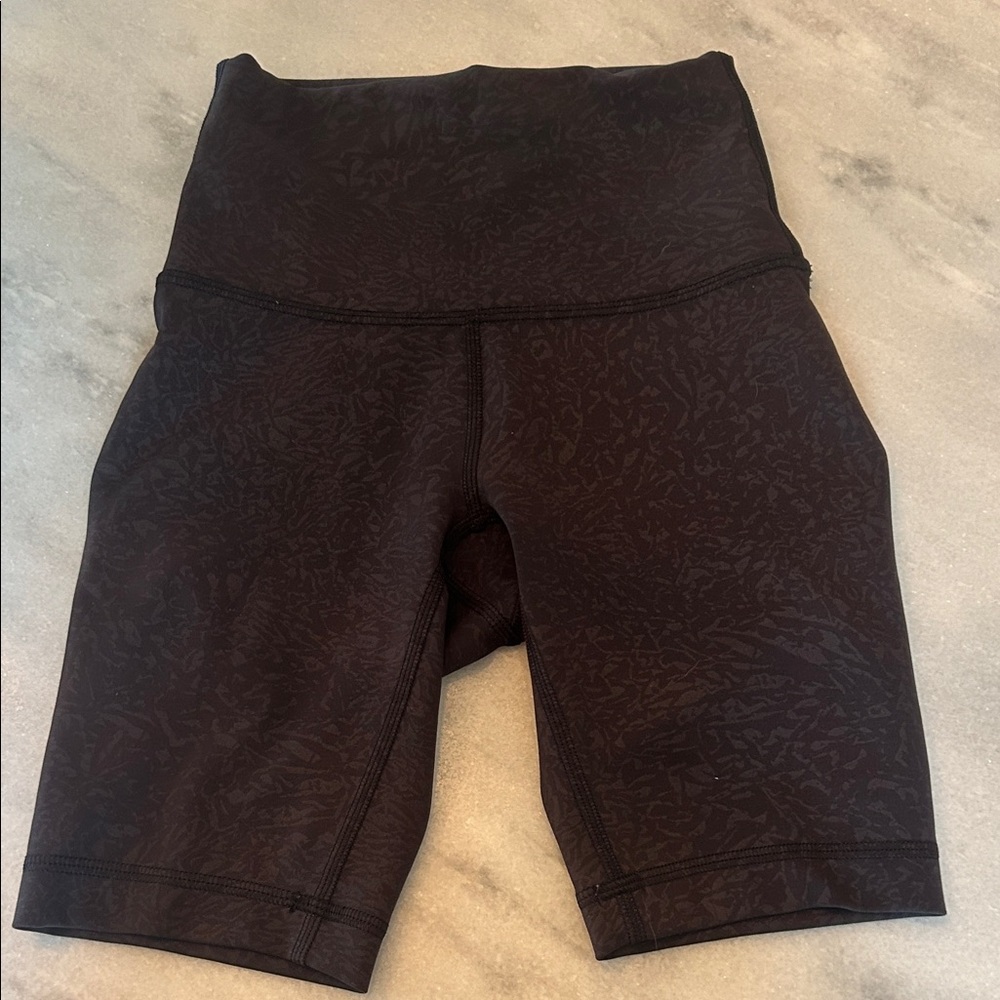 Women's Lululemon Sz- 0 Black High-Waisted Shorts with leopard like print